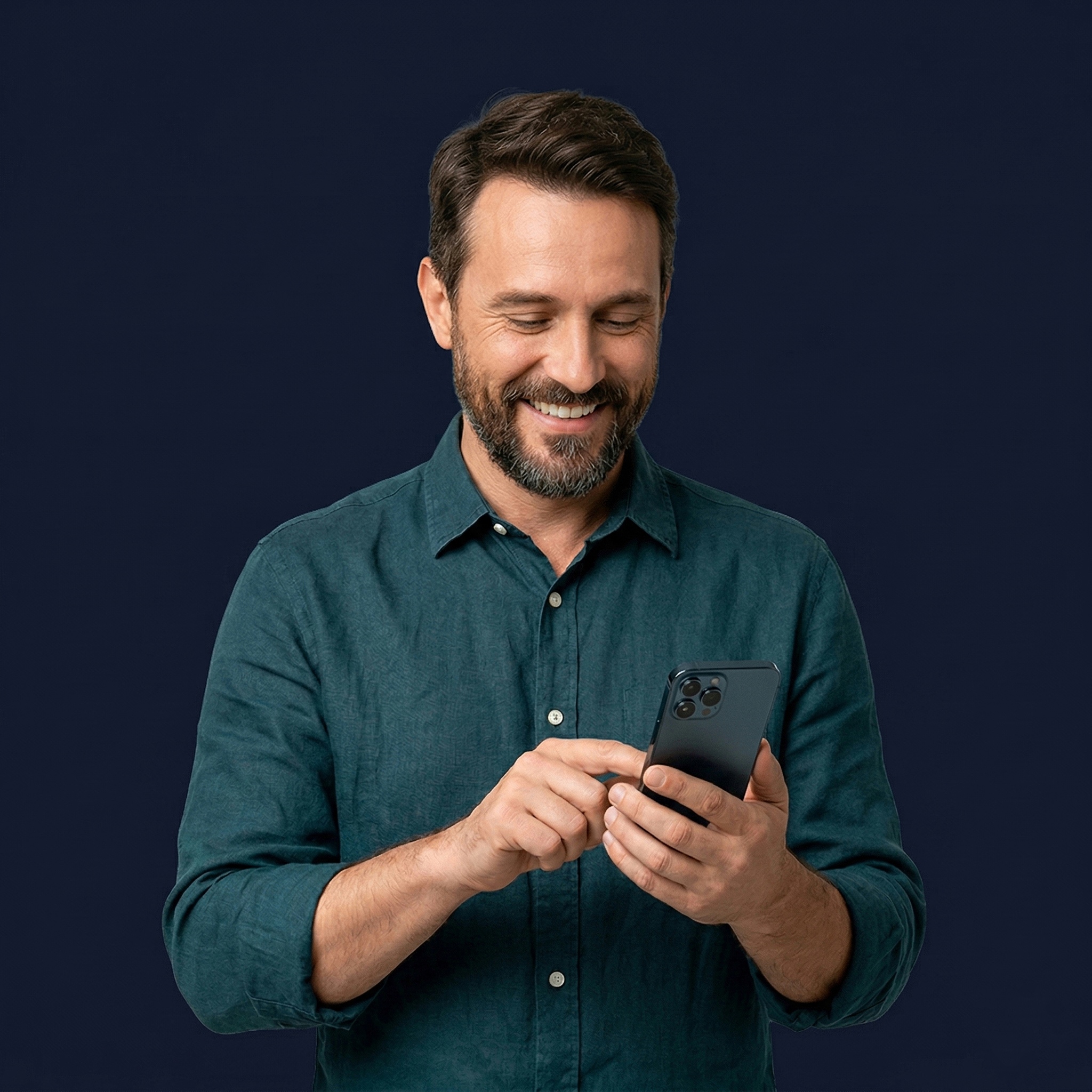 Família sorridente aproveitando benefícios